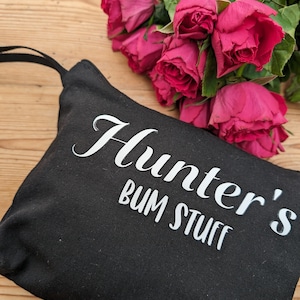 パーソナライズされた「Bum Stuff」おむつとおしりふきポーチ/バッグ。赤ちゃん/新生児へのギフト。ベビーシャワーギフト。