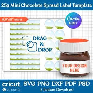 Peut inclure: Modèle d'étiquette imprimable pour pots de tartinade au chocolat mini de 25 g. Le modèle présente un design de paysage vert et bleu avec des nuages blancs. Le texte "DRAG & DROP" est inclus sur le modèle. Le modèle est compatible avec les machines de découpe Cricut et Silhouette.