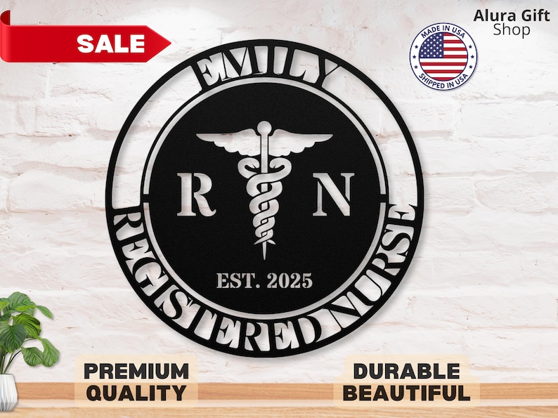 Pode incluir: Um sinal de metal preto com as palavras "Registered Nurse" que rodeiam um s&iacute;mbolo de caduceu e as letras "RN". O sinal tamb&eacute;m inclui o nome "Emily" e o ano "EST. 2025".