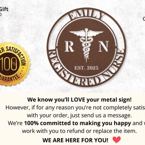 Pode incluir: Um sinal de metal de cobre com as palavras "Registered Nurse" e "EST. 2025" em torno de um s&iacute;mbolo de caduceu e as letras "RN". O sinal &eacute; de forma circular com um adesivo de estrela dourada que diz "Customer Satisfaction 100% Guarantee".