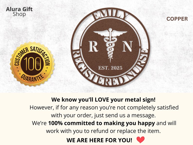Pode incluir: Um sinal de metal de cobre com as palavras "Registered Nurse" e "EST. 2025" em torno de um s&iacute;mbolo de caduceu e as letras "RN". O sinal &eacute; de forma circular com um adesivo de estrela dourada que diz "Customer Satisfaction 100% Guarantee".
