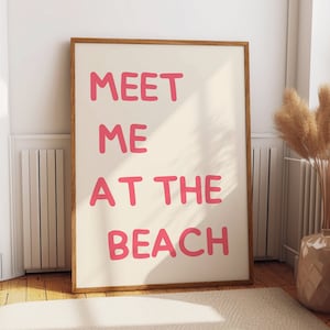 Wydruk „Spotkajmy się na plaży”, modna nadmorska sztuka ścienna, plakat z różową typografią, wystrój domu w stylu plażowym, oceaniczna sztuka ścienna, estetyczne materiały dekoracyjne do wydrukowania.