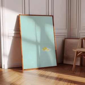 Puede incluir: Una impresión enmarcada con un fondo azul claro y tres patos de goma amarillos en fila. Los patos están en el centro de la imagen.