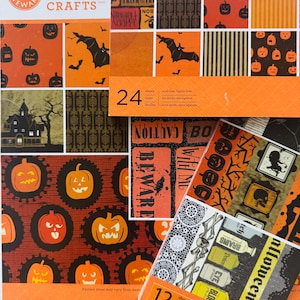 K&ouml;nnte beinhalten: Martha Stewart Crafts Halloween-Papierbl&ouml;cke mit 24 doppelseitigen B&ouml;gen und 12 B&ouml;gen. Das Papier zeigt orangefarbene und schwarze Muster mit K&uuml;rbissen, Flederm&auml;usen, Spukh&auml;usern, Totenk&ouml;pfen und Zaubertrankflaschen mit Texten wie Beware und Caution.