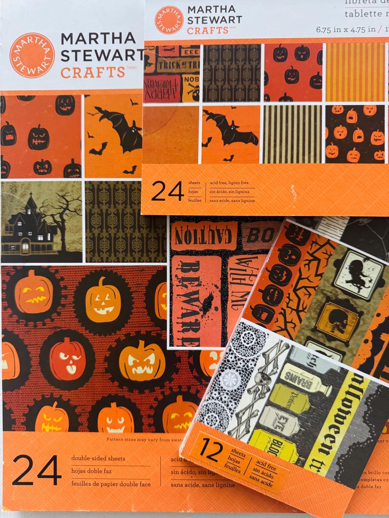 K&ouml;nnte beinhalten: Martha Stewart Crafts Halloween-Papierbl&ouml;cke mit 24 doppelseitigen B&ouml;gen und 12 B&ouml;gen. Das Papier zeigt orangefarbene und schwarze Muster mit K&uuml;rbissen, Flederm&auml;usen, Spukh&auml;usern, Totenk&ouml;pfen und Zaubertrankflaschen mit Texten wie Beware und Caution.