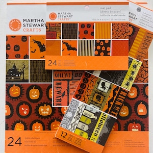 K&ouml;nnte beinhalten: Eine Sammlung von Martha Stewart Crafts Halloween-Papierbl&ouml;cken und Bord&uuml;ren mit orangefarbenen, schwarzen und braunen Mustern aus K&uuml;rbissen, Flederm&auml;usen, Spukh&auml;usern und Texten wie 'Trick or Treat' auf 24 doppelseitigen Bl&auml;ttern.