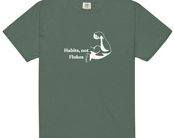 Herren Fitness Graphic Tee - Gewohnheiten nicht Flukes - Bizeps Stärke Motivation - Discipline Over Luck - Minimalist Streetwear - Destillation Ideen