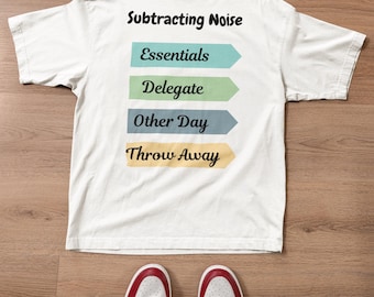 Herren T-Shirt Subtrahieren von Geräuschen - ADHS Entscheidung Matrix Tee - Exekutiv Dysfunktion Geschenk - Fokus Methode Bekleidung - Minimalistisch - Destillieren von Ideen