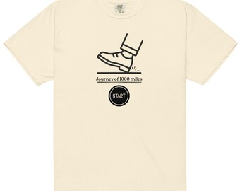 Herren Grafik-T-Shirt - 1000-Meilen-Reise Start Button - Minimalistisches Motivations-T-Shirt - Geschenk für persönliches Wachstum - Disziplin - Destillieren von Ideen