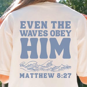 Zelfs The Waves Obey Him-T-shirt, op de oceaan geïnspireerde stijl, christelijke kleding, Jezus-shirt, ontwerp voor- en achterkant