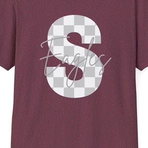 Könnte beinhalten: Burgunderfarbenes T-Shirt mit einem weißen karierten Buchstaben S und dem Wort "Eagles" in einer Schriftart.