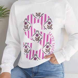 Sudadera con rayas florales de los Sayre Eagles / Inicial de damasco rosa