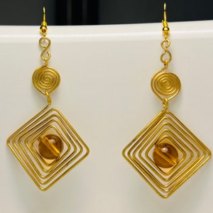 Pendientes colgantes de rombo espiral de latón y cuentas /joyería africana /pendientes kenianos auténticos /pendientes masai /pieza de declaración /regalo para ella