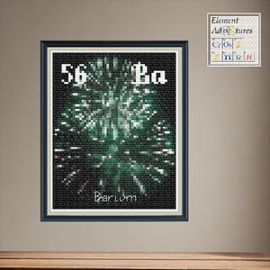 Peut inclure: Une œuvre d'art encadrée au point de croix représentant l'élément Baryum, numéro atomique 56, avec un motif pixelisé vert en forme d'explosion. Le mot "Barium" est écrit en dessous. L'œuvre est dans un cadre noir.