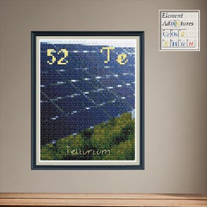 Puede incluir: Arte en punto de cruz enmarcado que representa el elemento Telurio (Te) con el número atómico 52. La obra de arte muestra un fondo azul oscuro con detalles blancos, un paisaje verde y la palabra "Tellurium" en la parte inferior.