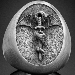 Chevalière ovale épée de dragon - bague auriculaire de dragon gothique faite main, cadeau pour amoureux de la mythologie chinoise pour mari, bague homme motard oxydée