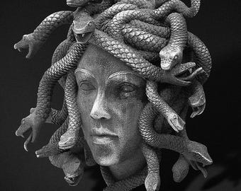 Colgante de Medusa en plata de ley oxidada, collar de serpiente de la mitología griega