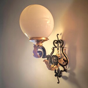 applique murale décorative vintage française avec abat-jour globe, grande applique élégante et élégante.