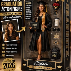Könnte beinhalten: Eine individuelle Abschluss-Actionfigur in einer Displaybox. Die Figur, die eine Kappe und einen Talar trägt, hält ein Diplom. Zubehör umfasst Blumen, eine Kaffeetasse, Sonnenbrille, einen Rucksack und einen Klassenring. Auf der Box steht "Abschlussjahrgang 2026" und "Limited Edition."