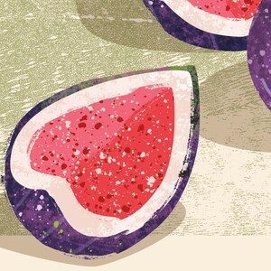 Op de afbeelding: Close-up van gesneden vijgen, met het heldere rode en roze vruchtvlees met kleine zaadjes. De vijgen hebben een dieppaarse schil met een witte rand, tegen een getextureerde, lichtgroene en beige achtergrond. De afbeelding benadrukt de natuurlijke schoonheid van de vrucht.