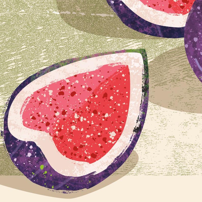 Op de afbeelding: Close-up van gesneden vijgen, met het heldere rode en roze vruchtvlees met kleine zaadjes. De vijgen hebben een dieppaarse schil met een witte rand, tegen een getextureerde, lichtgroene en beige achtergrond. De afbeelding benadrukt de natuurlijke schoonheid van de vrucht.