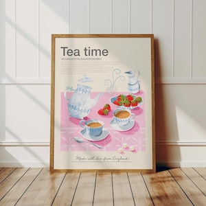 Peut inclure: Une affiche encadrée avec le texte "Tea time" et une citation sur le thé. L'affiche présente une illustration d'une théière, de tasses à thé et de fraises sur une nappe rose. Le texte "Made with love from England!" est en bas de l'affiche.