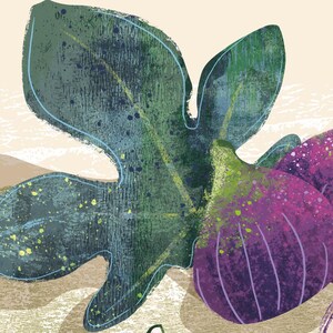 Op de afbeelding: Digitale illustratie van een vijgenblad en rijpe vijgen. Het getextureerde blad is groen met blauwe en gele accenten. De vijgen zijn dieppaars met groene en gele spikkels, tegen een beige achtergrond.