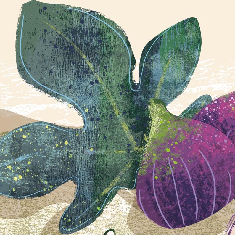 Op de afbeelding: Digitale illustratie van een vijgenblad en rijpe vijgen. Het getextureerde blad is groen met blauwe en gele accenten. De vijgen zijn dieppaars met groene en gele spikkels, tegen een beige achtergrond.