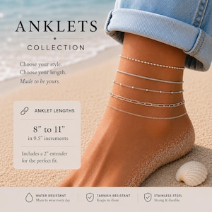 Peut inclure: Plusieurs bracelets de cheville argentés sur une plage de sable. Les bracelets de cheville présentent différents designs, notamment des perles, des chaînes et des barres. Le texte de l'image indique "ANKLETS COLLECTION" et "LONGUEURS DE CHEVILLE 20cm à 28cm par incréments de 1,3cm".