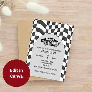 Può includere: Invito per baby shower con motivo a scacchi in bianco e nero. L'invito include il testo "Baby on Board" e i dettagli dell'evento. Una busta marrone è dietro l'invito.