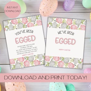 以下が含まれることがあります： 「You've Been Egged」と「We've Been Egged」のピンク色のテキストが入った、イースターをテーマにした2枚の印刷可能なカード。カードには花柄と卵のデザインが施されています。パステルカラーのイースターエッグがカードを囲んでいます。