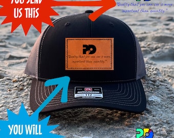 Gorra de camionero Richardson 112 con logo personalizado y parche de imitación de cuero.