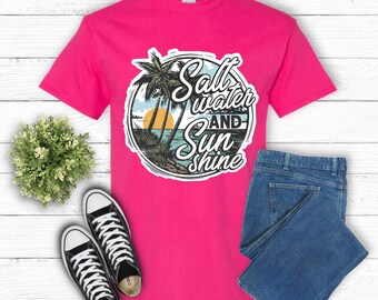 Agua salada y brillo del sol, linda camisa de verano impresionante, mamá caliente o papá caliente Sandy Beach camiseta