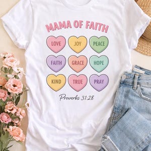 Puede incluir: Una taza de cerámica blanca con un asa negra y el texto "But First, Coffee" en negro, con una fuente de estilo manuscrito. La taza está sobre una superficie blanca.