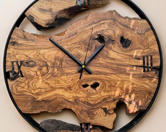 Live Edge Wanduhr aus Olivenholz, rustikale Metallrahmen-Uhr, personalisierte natürliche Wandkunst