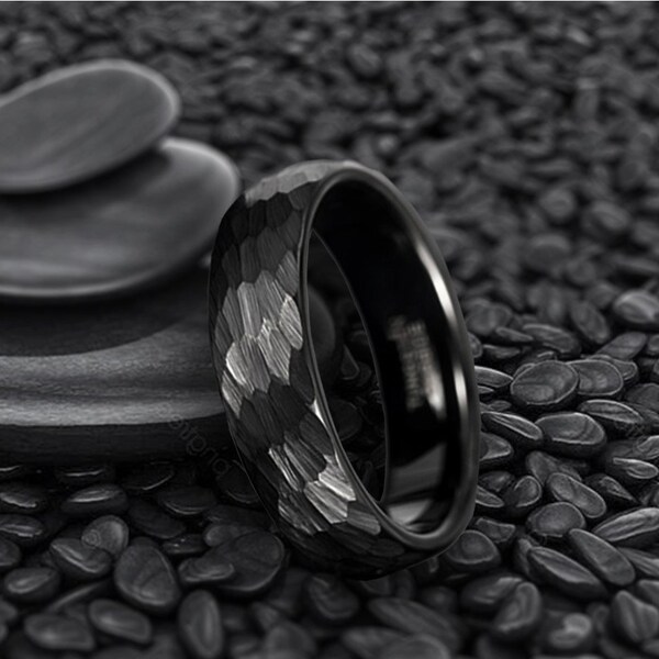 Anillo de banda de boda de carburo de tungsteno martillado negro en 6 mm de ancho, anillo de banda negra para hombre, anillos para mujeres, anillos negros para hombres, anillos grabados