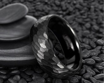 Anillo de banda de boda de carburo de tungsteno martillado negro, anillos grabados, anillo de banda negra para hombres, anillos para mujeres, anillos negros para hombres, 8 mm de ancho