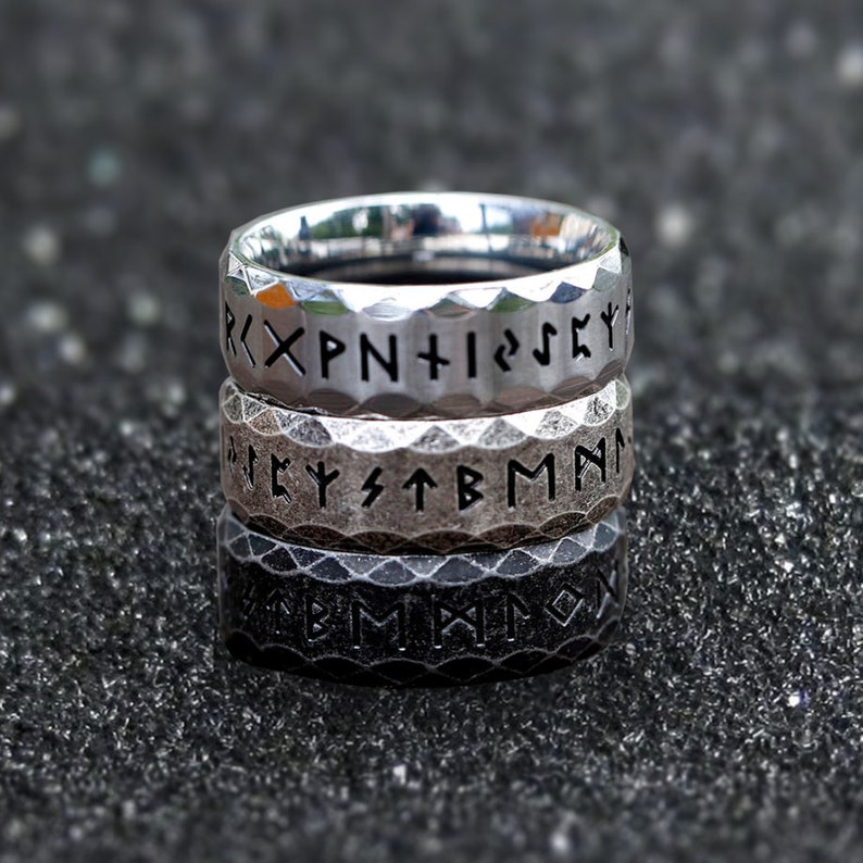 Anillo vikingo, anillo de runa nórdica para hombres, anillo de acero inoxidable, anillo de amuleto vikingo, anillo de Odín, anillos góticos hombres, anillo de banda de plata regalo de novio imagen 2