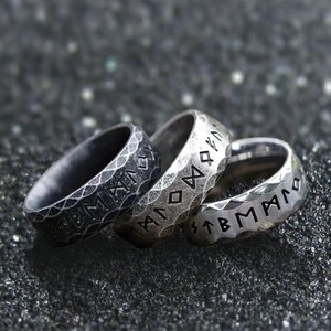 Anillo vikingo, anillo de runa nórdica para hombres, anillo de acero inoxidable, anillo de amuleto vikingo, anillo de Odín, anillos góticos hombres, anillo de banda de plata regalo de novio imagen 1