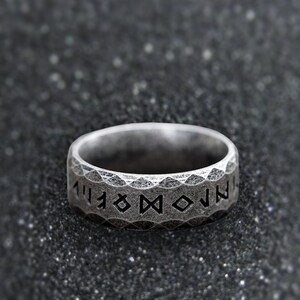Anillo vikingo, anillo de runa nórdica para hombres, anillo de acero inoxidable, anillo de amuleto vikingo, anillo de Odín, anillos góticos hombres, anillo de banda de plata regalo de novio imagen 3