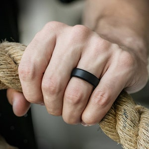 Zwarte ringen mannen, zwarte herenring, zwarte ringen voor mannen, ringen voor vrouwen, zwarte bandring, roestvrijstalen ring, vriendje cadeau, 6mm bandring afbeelding 5