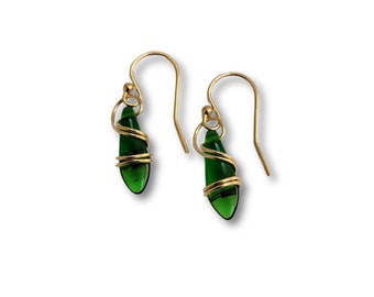 Pendientes colgantes verdes, pendientes rellenos de oro, pendientes verdes para mujer, pendientes de oro delicados, pendientes verdes elegantes, regalo perfecto para ella