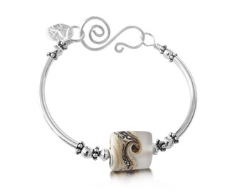 Brazalete estilo playa boho, cristal de mar cerca de cuentas blancas hechas a mano, encanto de dólar de arena, regalo para ella, ola oceánica, pulsera de plata esterlina