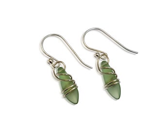 Pendientes estilo peridoto, pendientes colgantes delicados, joyería verde, estilo cristal de mar, joyería de plata de ley, pendientes colgantes de plata, regalo para ella