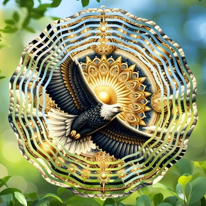 Puede incluir: Ilustración detallada de un águila calva en vuelo, sobre un diseño circular dorado y azul. El águila tiene plumas negras y blancas, con un sol dorado en el fondo. La imagen está enmarcada por follaje verde.