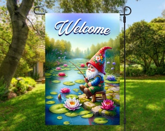 Design della bandiera a sublimazione dello gnomo da giardino di benvenuto, download digitale, design della bandiera del giardino a tema pesca con scena dello stagno autopersonalizzabile