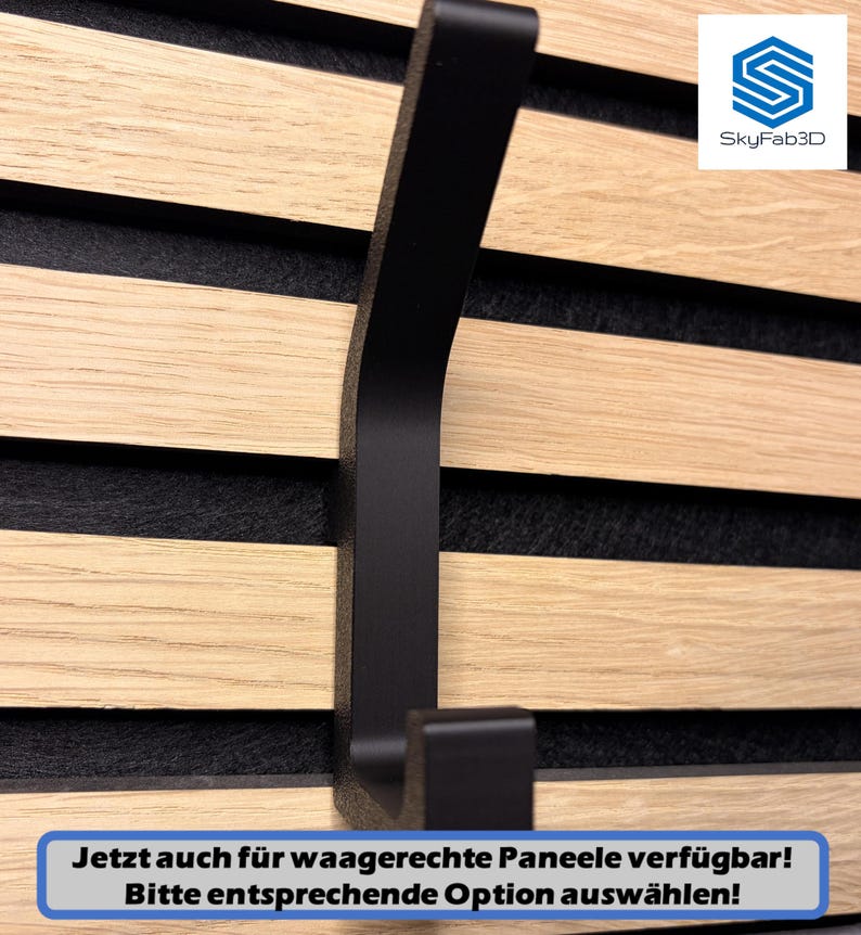 Auf dem Bild ist ein einzelner Doppelhaken in schwarz abgebildet, welcher auf einem horizontal montierten Akustikpaneel angebracht ist. Unten steht als Text: "Jetzt auch für waagerechte Paneele verfügbar! Bitte entsprechende Option auswählen!"
