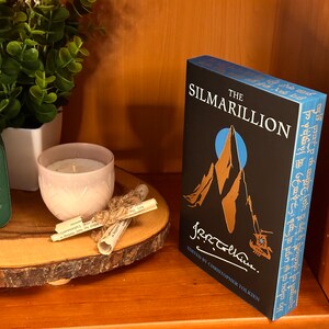 J.R.R. Tolkien Das Silmarillion mit Goldener Schrift und Cover Passend zu Blau Besprühten Kanten Bild 1