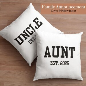 Puede incluir: Dos fundas de almohada blancas con texto negro. Una almohada dice "UNCLE EST. 2025" y la otra dice "AUNT EST. 2025".