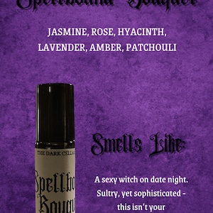 Pu&ograve; includere: Un flacone di profumo roll-on con tappo nero ed etichetta "Spellbound Bouquet". Lo sfondo &egrave; viola strutturato con testo che elenca le note della fragranza e una descrizione della fragranza.